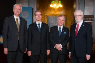 Preses Ole M. Sejersted (til høyre) annonserte vinnerne av årets Kavlipriser i astrofysikk, nanovitenskap og nevrovitenskap. Komitélederne Mats Carlsson, Arne Brataas og Ole Petter Ottersen begrunnet tildelingene. Foto: Thomas Brun/NTB