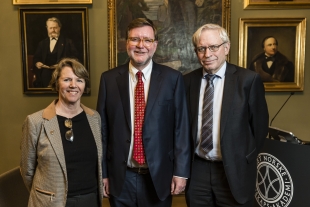 Visepreses Gunn Elisabeth Birkelund, Odd Arne Westad og generalsekretær Øystein Hov. Foto: Thomas Eckhoff
