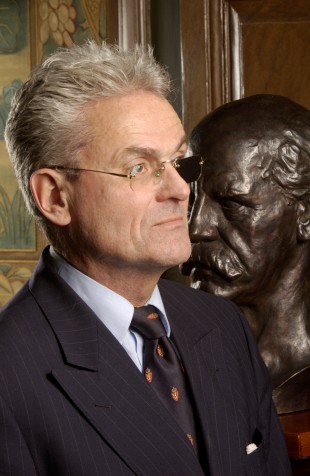 Professor Arnoldus Schytte Blix, fotografert ved bysten av Fridtjof Nansen på Det Norske Videnskaps-Akademi. (Foto: Samfoto)