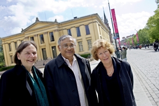 Årets Abelprisvinner Srinivasa S. R. Varadhan ble tatt godt imot av Karen Nossum Bie, avdelingsdirektør i Kunnskapsdepartementet og Videnskapsakademiets generalsekretær Reidun Sirevåg. (Foto. Stian Lysberg Solum/Scanpix)