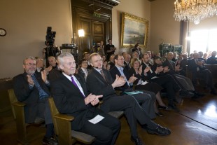 Stor applaus for årets Abelprisvinnere, John G, Thompson og Jacques Tits. På første benk Akademiets presidium og leder av Abelkomiteen Kristian Seip. (Foto: Frank Sigurdsøn/Scanpix)