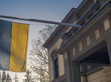 Akademiet flagger det ukrainske flagget, februar 2023