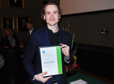 Vinner av Yara Birkelandprisen dr. Robert Wissing med diplom. 