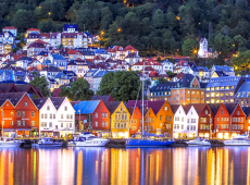 Trehus i rekke. Bryggen i Bergen. Med tillatelse fra fotograf Girish Chouhan / Visit Bergen