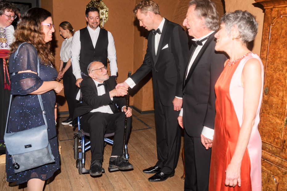 Hillel Furstenberg (f.v) hilser statsråd for forskning og høyere utdannelse, Ola Borten Moe (Sp). Samt Abelprisvinner Dennis Sullivan med Moira Chas. (Foto: Naina Helén Jåma / Abelprisen)