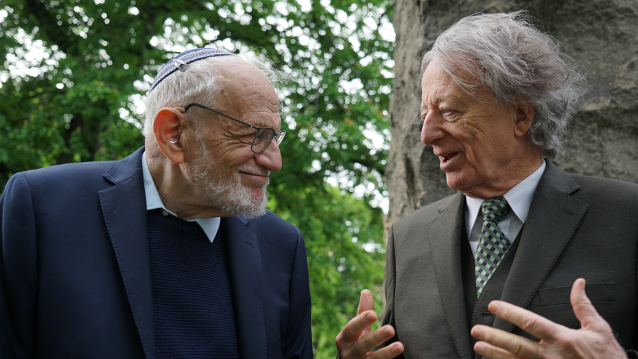 Hillel Furstenberg og Dennis Sullivan forran Abelmonumentet (Foto: Natalia Demina)