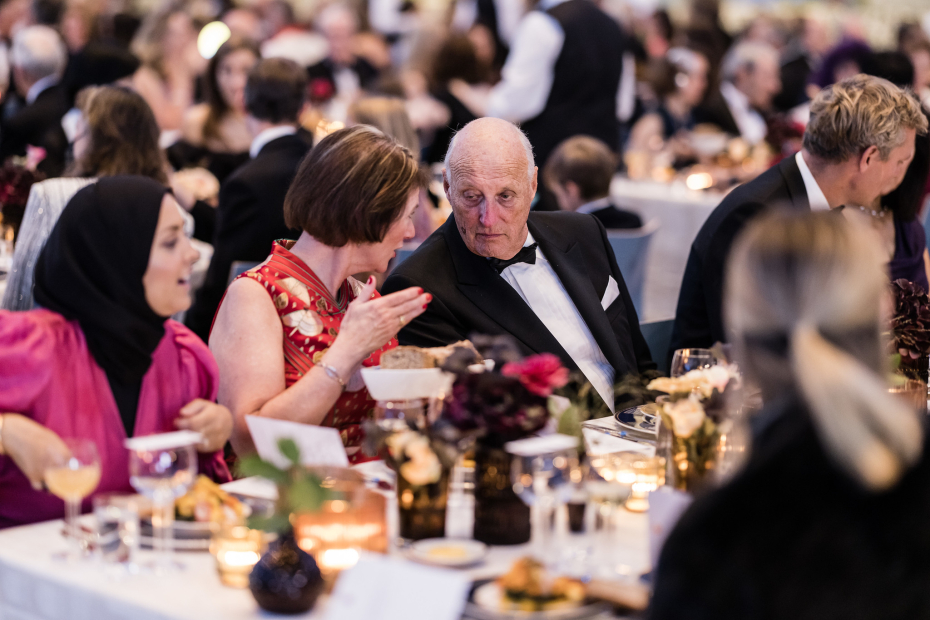 Preses Lise Øvreås snakker med H.M. Kong Harald.