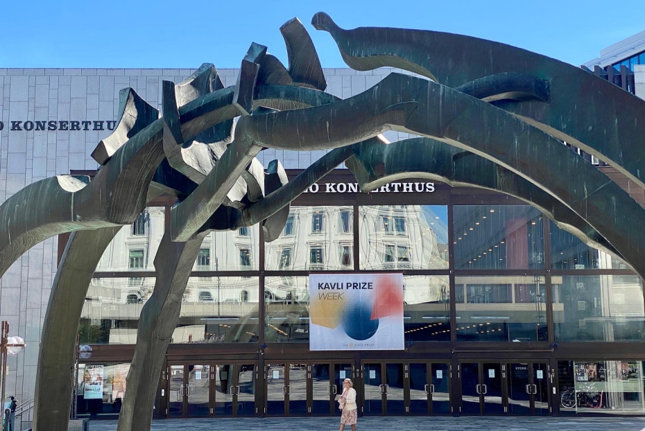 Utenfor Oslo Konserthus var det pyntet til Kavlifest. 