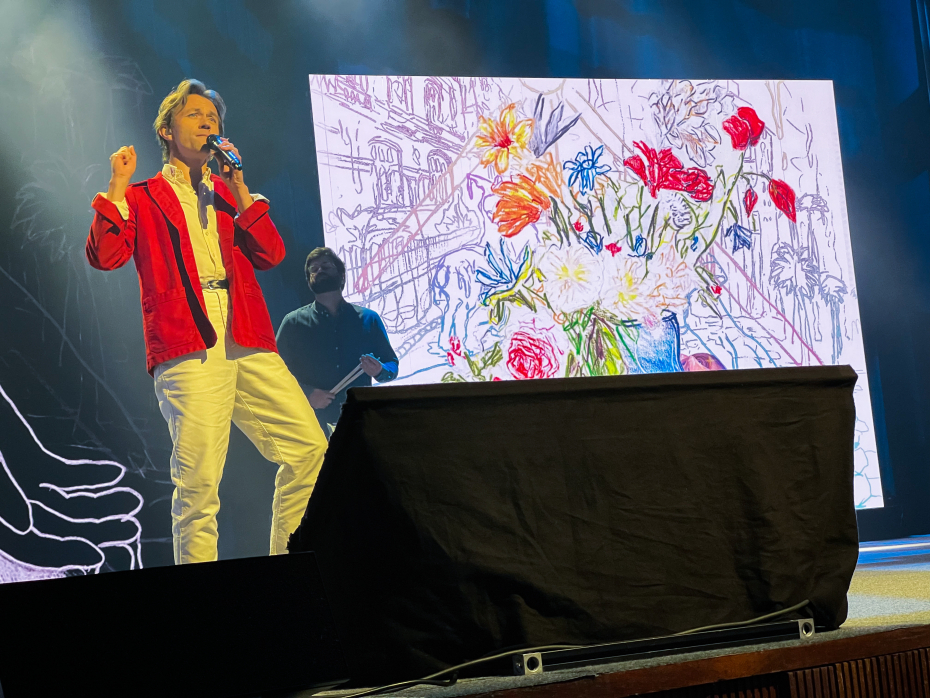 Mann på scene i Oslo Konserthus.