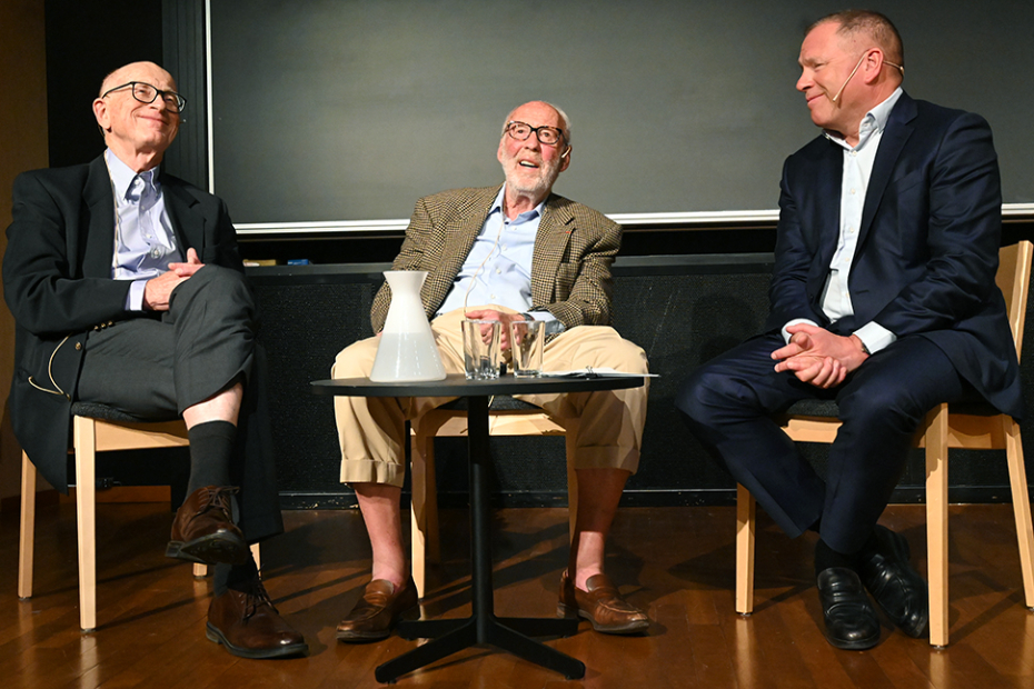 Tre menn på scene - Abelforelesningene 2022.