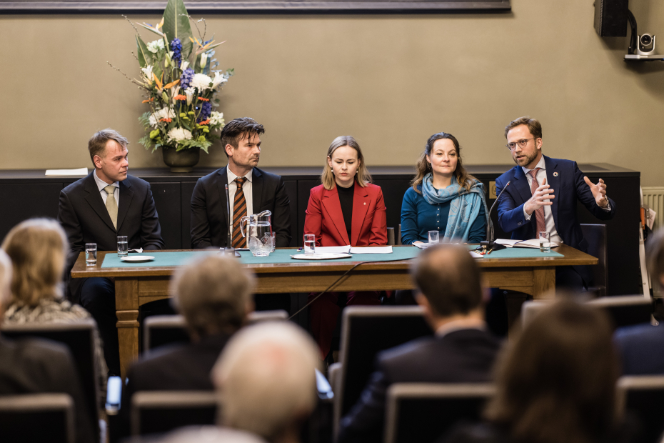 Debattdeltagere med publikum