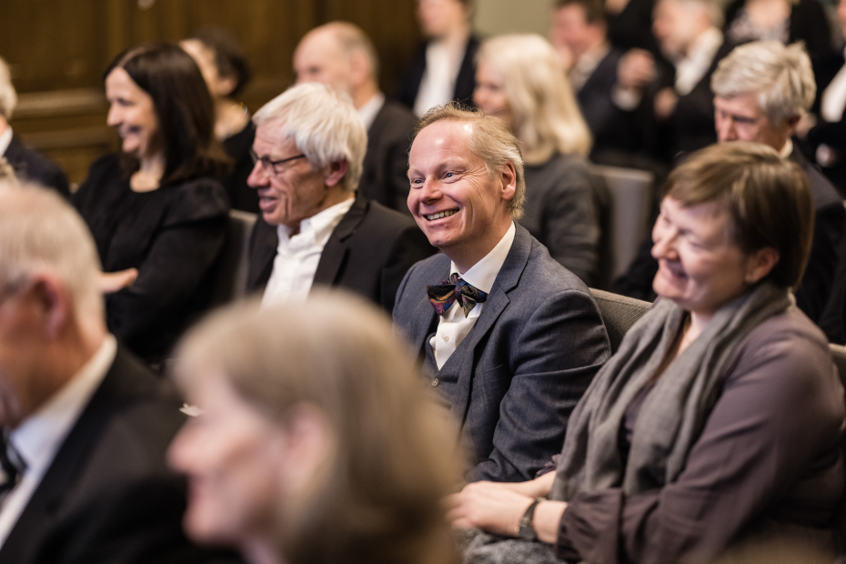 Smilende mann i fokus