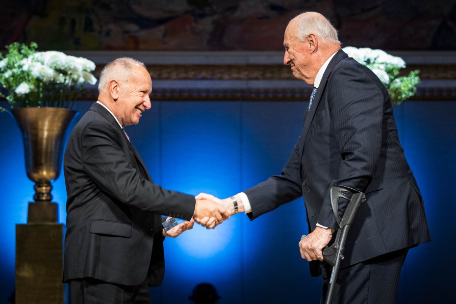 Kongen gratulerer prisvinner Luis Caffarelli
