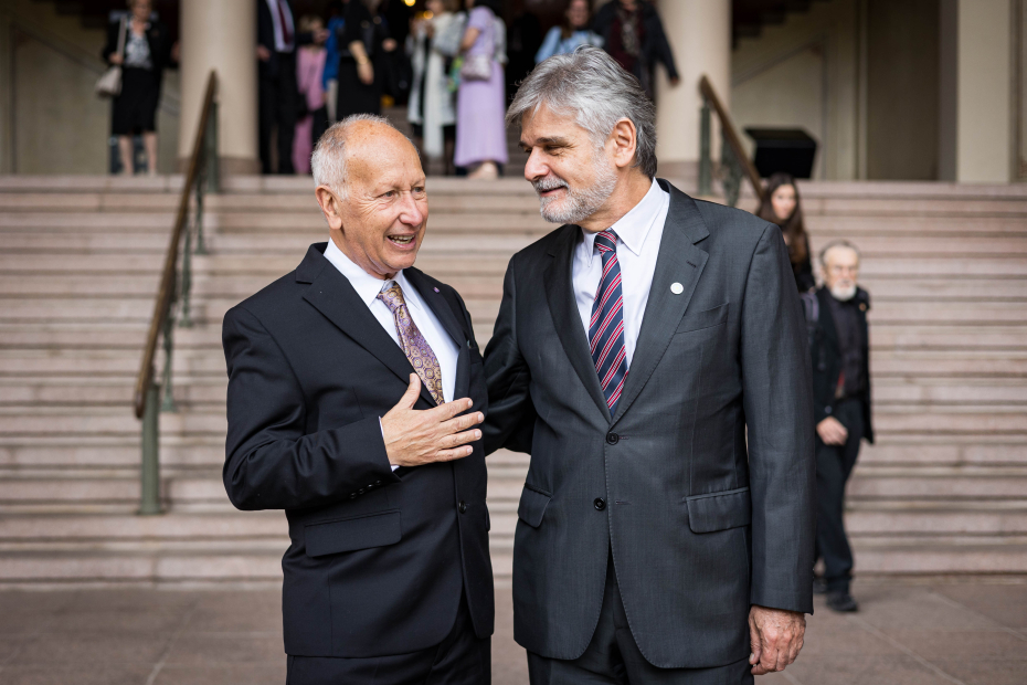 Prisvinner Luis Caffarelli med den argentinske forskningsministeren Daniel Filmus utenfor Aulaen.
