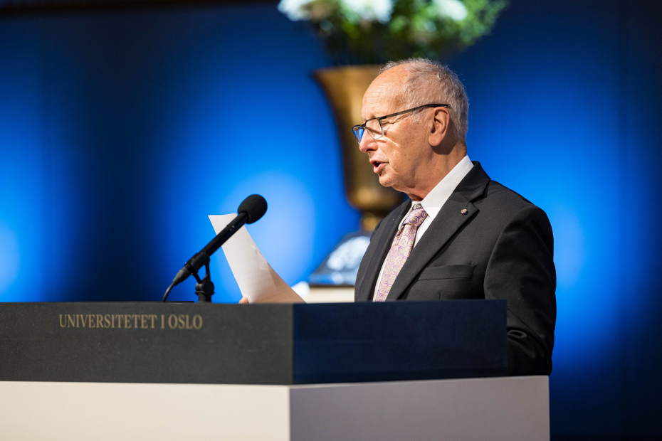 Prisvinner Luis Caffarelli holder takketale