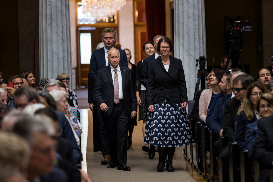 Akademisk prosesjonen med Abelstyrets leder, Abelkomitéen, Preses, Minister og prisvinner går oppover midtgangen i Universitetets aula.