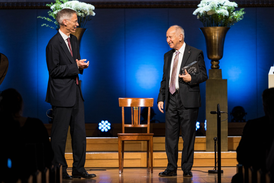 Leder for Abelkomiteen Helge Holden gratulerer prisvinner Luis Caffarelli