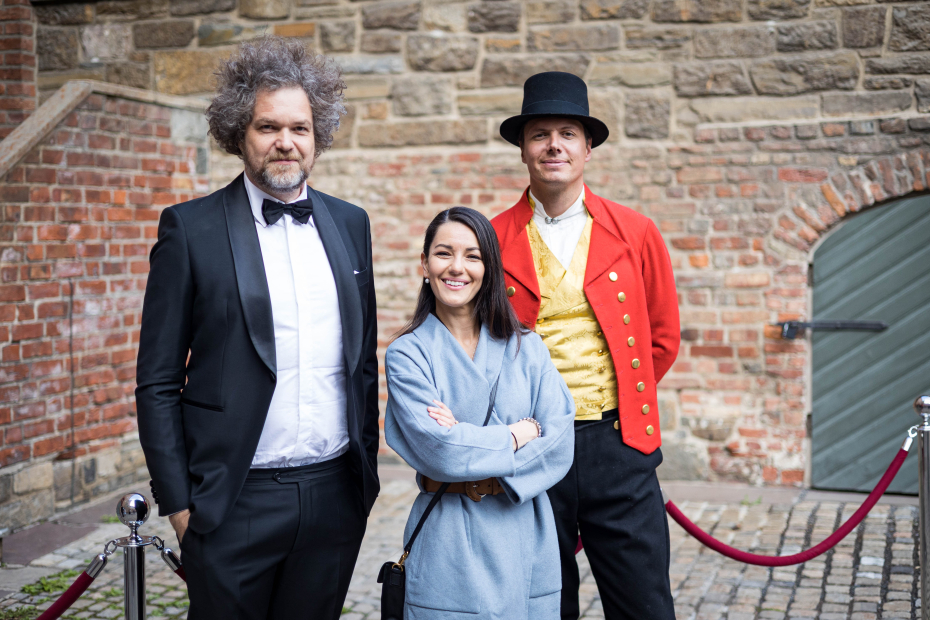 Jo Røslien, Selda Ekiz og Andreas Wahl utenfor Akershus slott