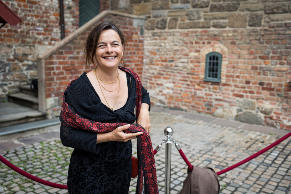 Abelkomitémedlem Alice Guionnet utenfor Akershus slott