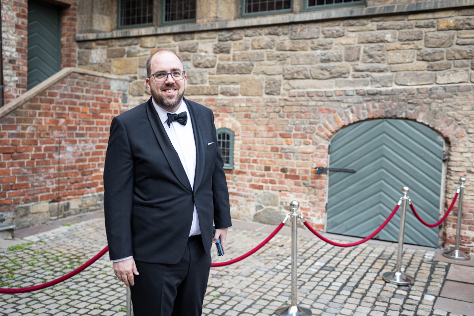 Medlem i Abelstyret Cordian Riener utenfor Akershus slott