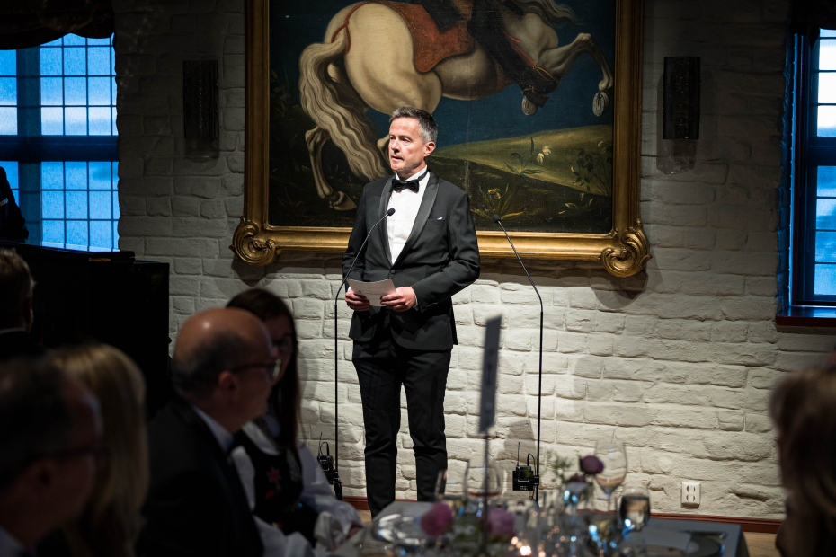Departementsråd Dag Thomas Gisholt holder tale på regjeringens Abelbankett på Akershus Slott.