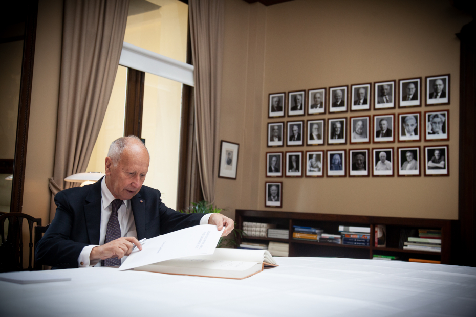 Abelprisvinneren signerer protokollen for 2023