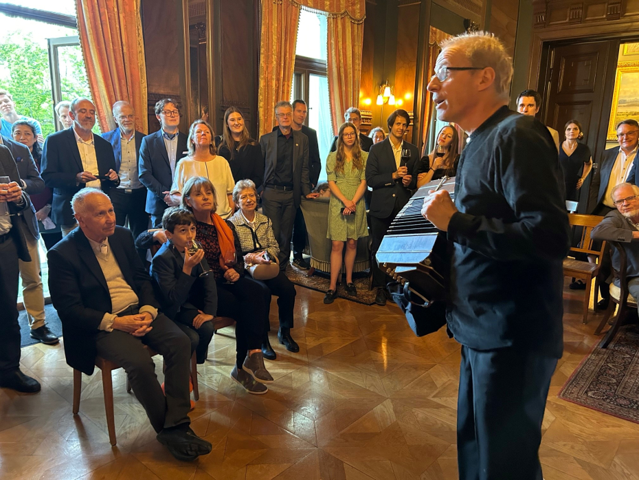 Per Arne Glorvigen spiller på bandoneon for Abelprisvinneren