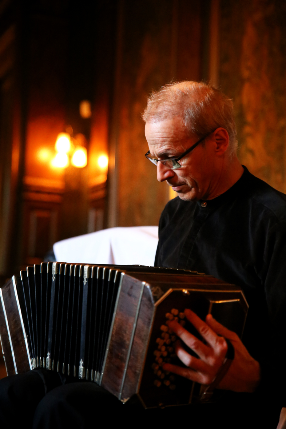Glorvigen spiller på bandoneon