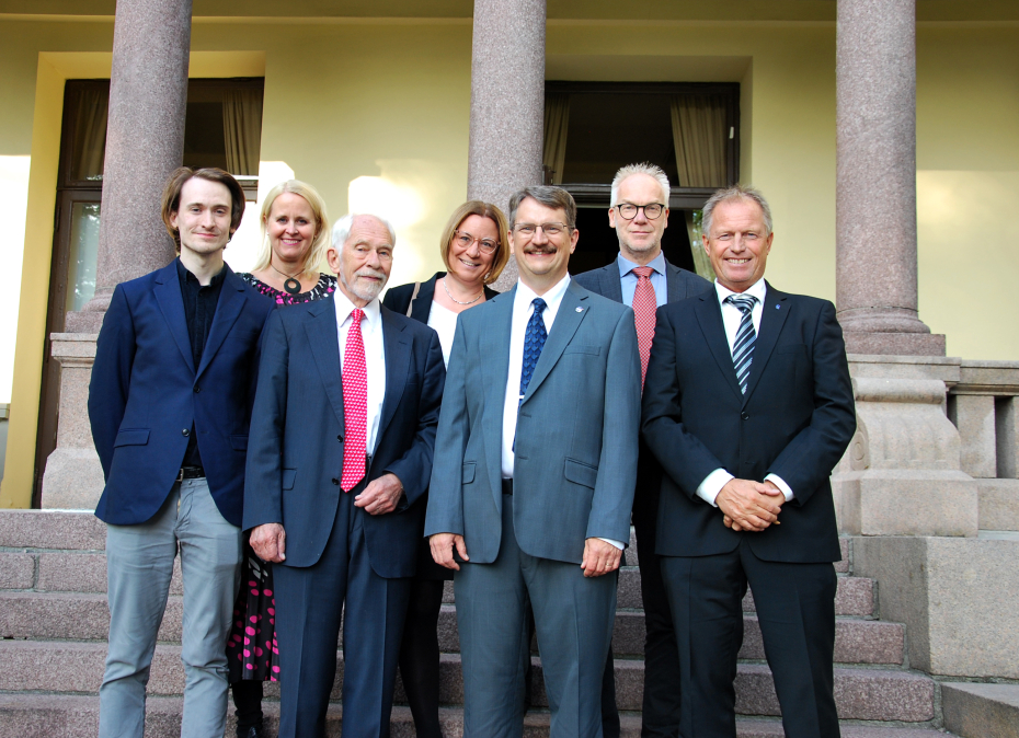 Årets Birkelandforeleser fotografert sammen med komiteen
