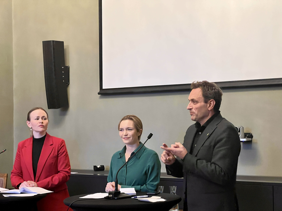 To kvinner og en mann i politikerdebatt.