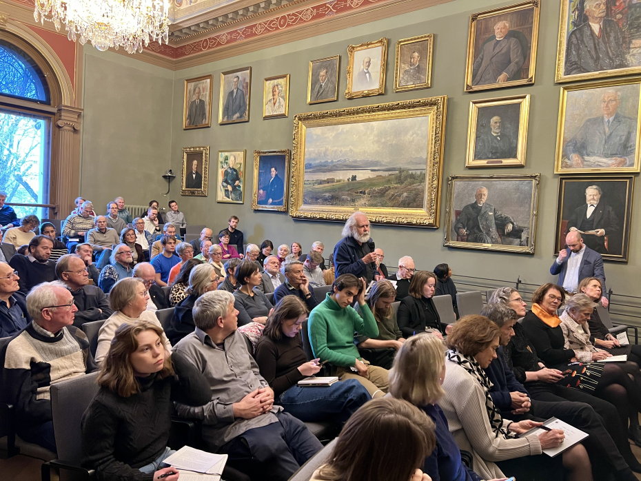 Mann stiller spørsmål under paneldebatt.