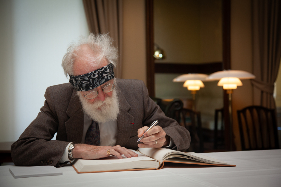 Michel Talagrand signerer protokoll i Akademiets lokaler.