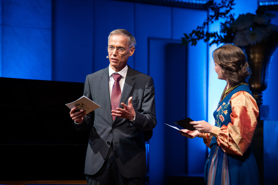Abelkomiteleder Helge Holden i samtale med programleder Lena Kristin Ellingsen under Abelprisseremonien i Universitetes aula. 