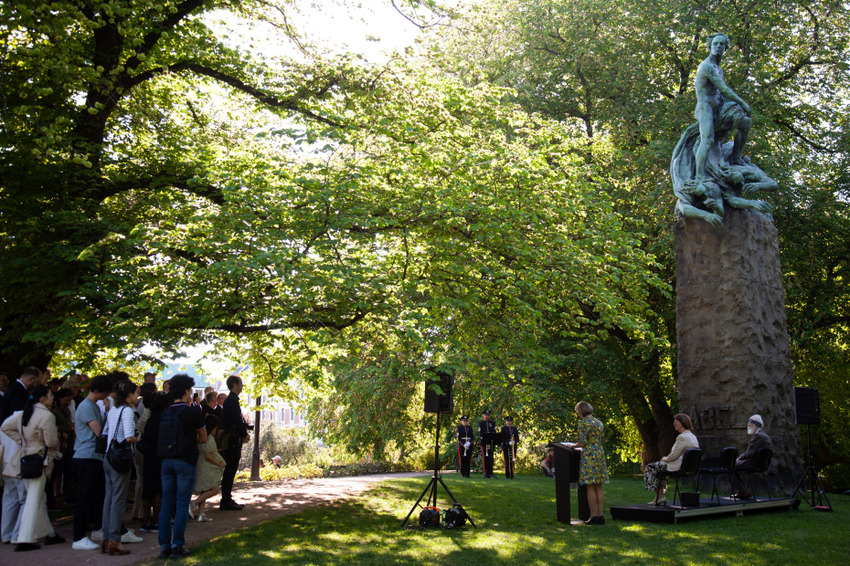 Kransnedleggelse ved Abelmonumentet i Slottsparken 21. mai 2024