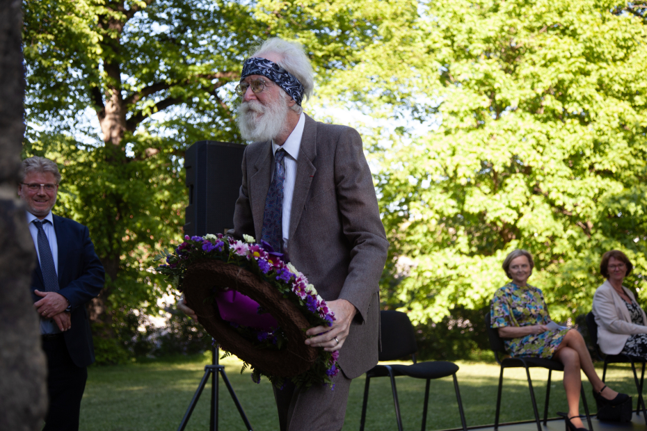 Abelprisvinner Michel Talagrand legger ned krans ved Abelmonumentet i Slottsparken