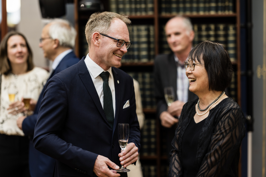 Oddmund Hoel, Forsknings- og høyere utdanningsminister, i samtale med Wansoo Rhee under mottakelsen i Domus Bibliotheca. 