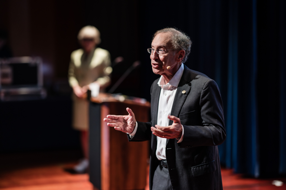 Robert Langer snakker på scenen 