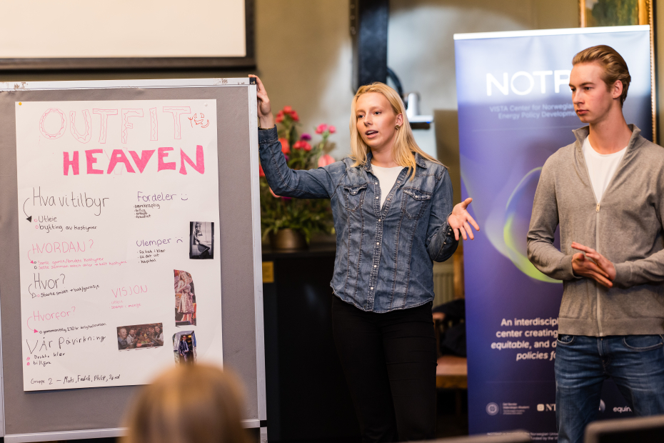 jente og gutt viser plakat