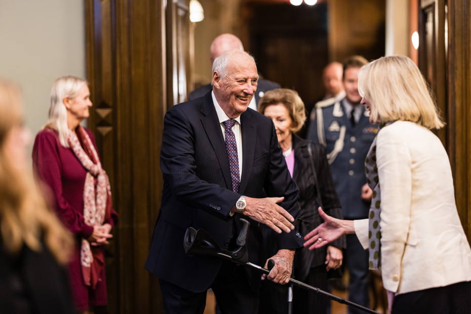 Kongeparet hilser på ambassadøren