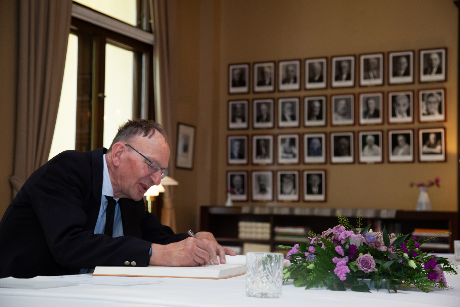 Gerd Faltings signing the protocol at The Norwegian Academy of Science and Letters. Photo: Eirik Furu Baardsen