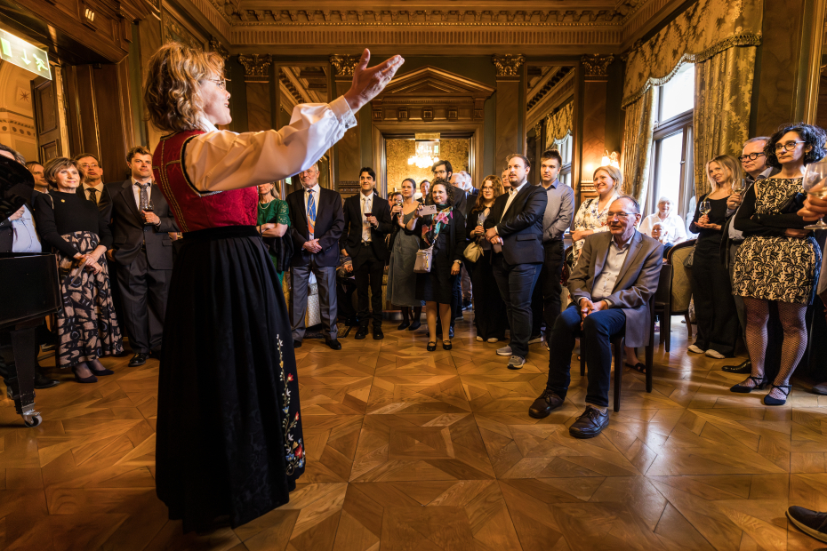 Åshild synger foran en forsamling på Akademiet