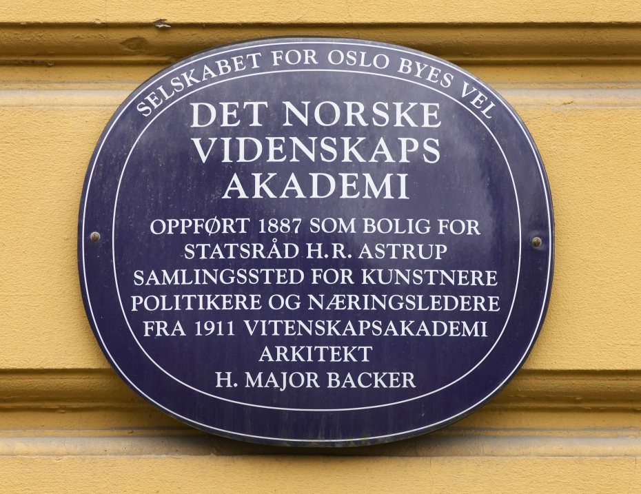 Skilt på Akademiets hus