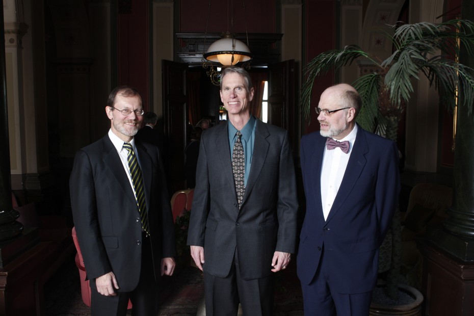 Professor Josiah Ober, som holdt den første Akademiforelesningen i humaniora og samfunnsfag, er her flankert av Akademiets preses Øyvind Østerud og Jan Terje Faarlund som er formann i den historisk-filosofiske klassen. (Foto: Knut Falch/Scanpix)