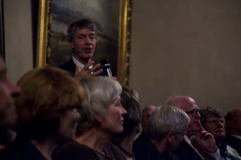 Den påfølgende diskusjonen etter foredraget gikk energisk for seg. Foto: Eirik Baardsen