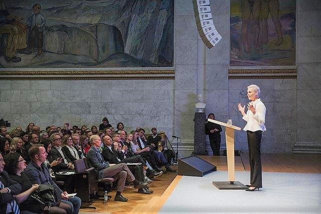 Dr. Gunnhild Stordalen presenterer EAT-Lancet-rapporten i aulaen i Oslo 17. januar 2019.